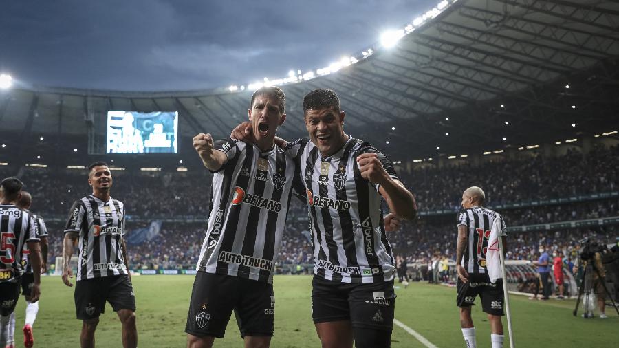 Nacho Fernández e Hulk comemoram um dos gols do Atlético-MG sobre o Cruzeiro - Pedro Souza/Atlético-MG