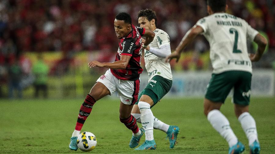 Raphael Veiga marca João Gomes, na partida entre Flamengo e Palmeiras, no Maracanã - AGIF