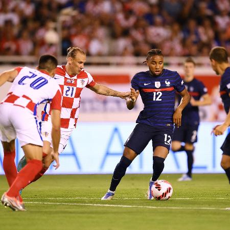 Nkunku tenta jogada pela seleção da França em jogo contra a Croácia na Liga das Nações