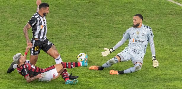 De carrinho, Arrascaeta superou Everson e abriu o placar para o Flamengo contra o Atlético-MG