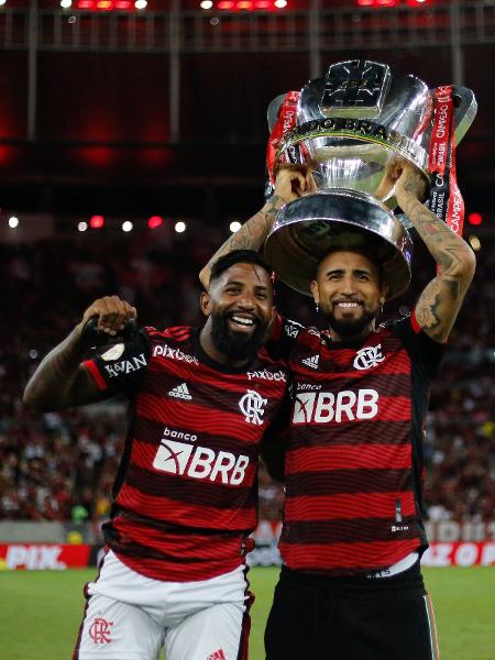 Rodinei e Vidal levantam taça da Copa do Brasil antes de jogo do Flamengo - Foto: Gilvan de Souza/Flamengo