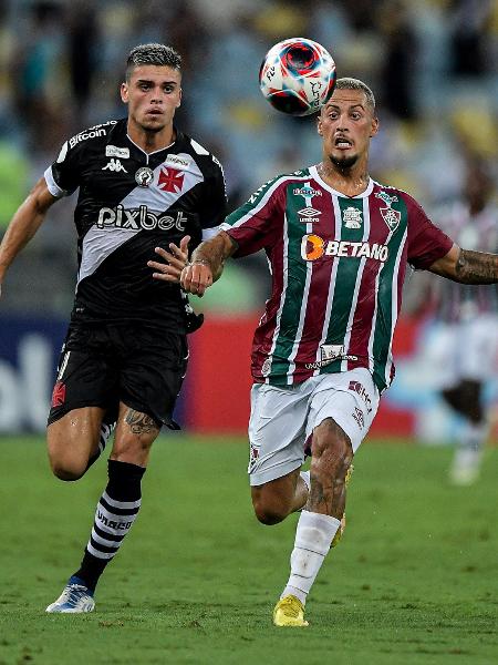 Guga, do Fluminense, disputa lance com Gabriel Pec, do Vasco, durante partida do Carioca - Thiago Ribeiro/AGIF