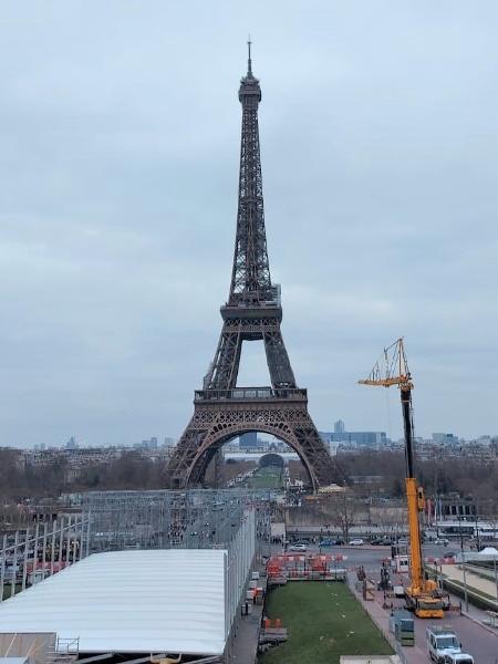 Guindaste em região próxima da Torre Eiffel, em Paris - Talyta Vespa/UOL