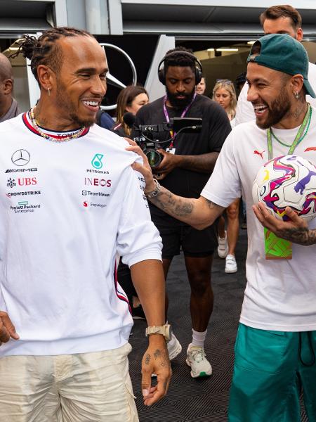 Neymar caminha ao lado de Hamilton (Mercedes) no paddock do Circuito da Catalunha que receberá o GP da Espanha neste domingo. - Kym Illman/Getty Images