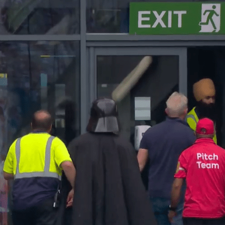 Torcedor fantasiado de Darth Vader sendo retirado de jogo de críquete na Inglaterra - Reprodução/Skysports