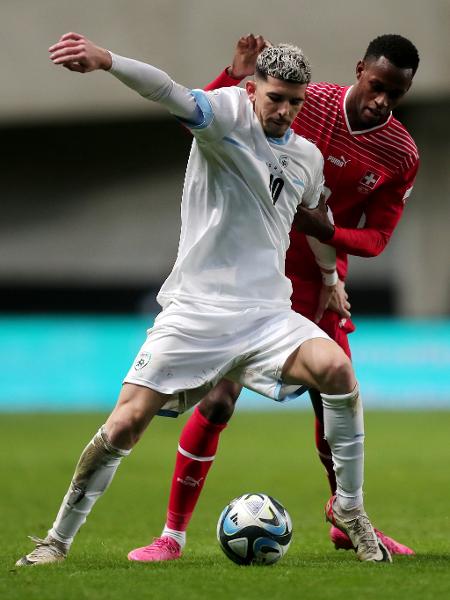 Turgeman, de Israel, disputa com Edimilson Fernandes, da Suíça, em jogo das Eliminatórias da Euro