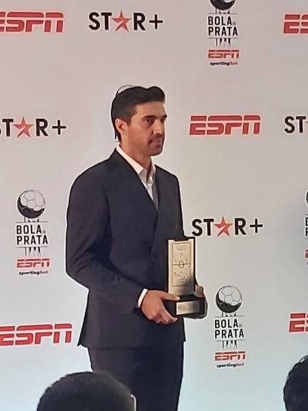 Abel Ferreira com o prêmio de melhor treinador do Brasileirão no Bola de Prata