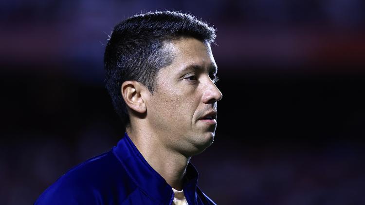 Thiago Carpini, técnico do São Paulo, durante jogo contra o Santos