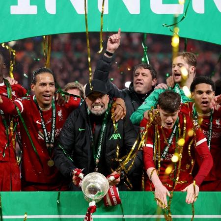 Técnico Jürgen Klopp e o elenco do Liverpool celebram a conquista da Copa da Liga Inglesa