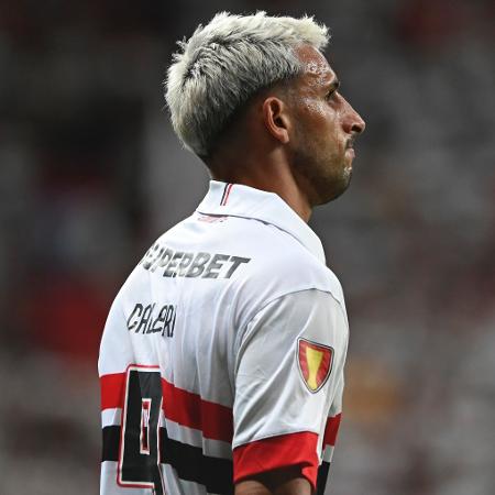 Calleri, do São Paulo, se lamenta durante jogo contra a Inter de Limeira pelo Campeonato Paulista