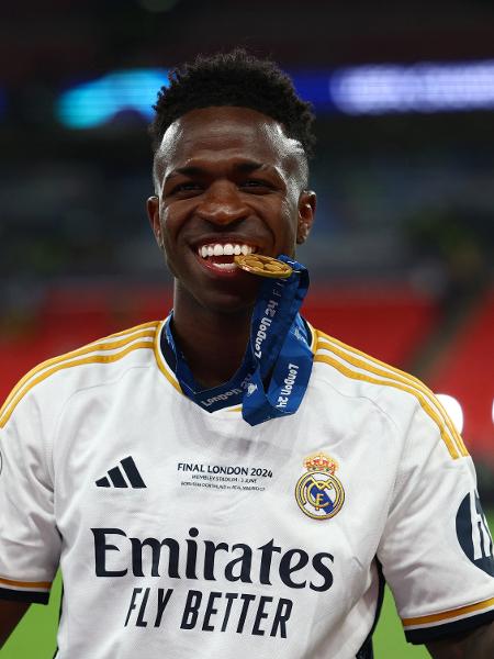 Vini Jr com a medalha de campeão da Champions após o título do Real Madrid