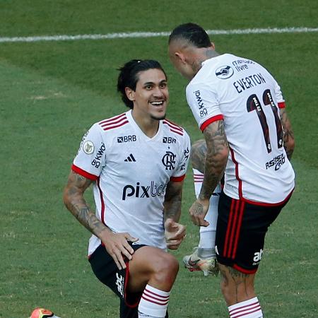 Pedro e Cebolinha comemoram gol do Flamengo sobre o Vasco, pelo Brasileirão