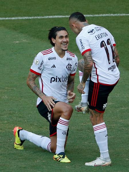 Pedro e Cebolinha comemoram gol do Flamengo sobre o Vasco, pelo Brasileirão