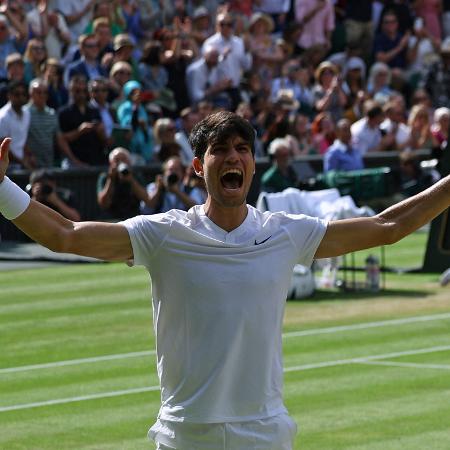 Carlos Alcaraz comemora ao vencer a final de Wimbledon em 2024