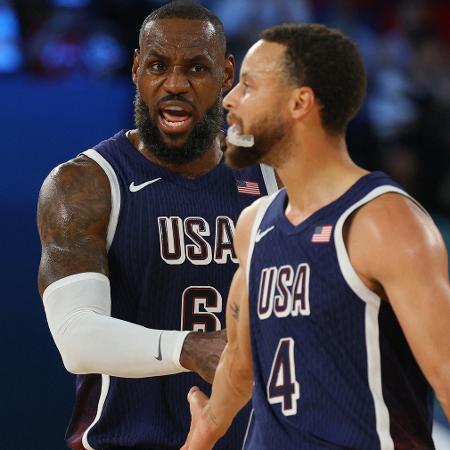 LeBron James e Stephen Curry, dos EUA, durante a final do basquete masculino nas Olimpíadas