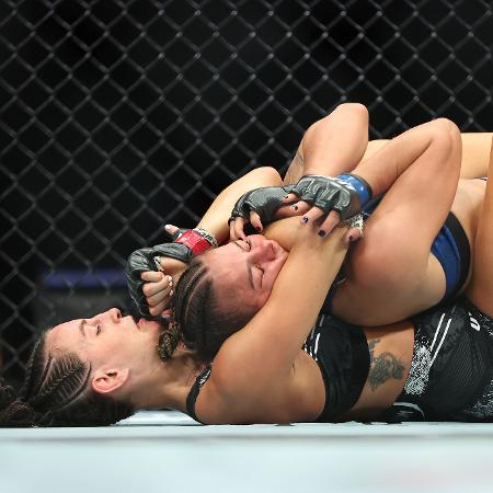 Luana Santos (de azul) durante luta contra Casey O'Neill no UFC 305