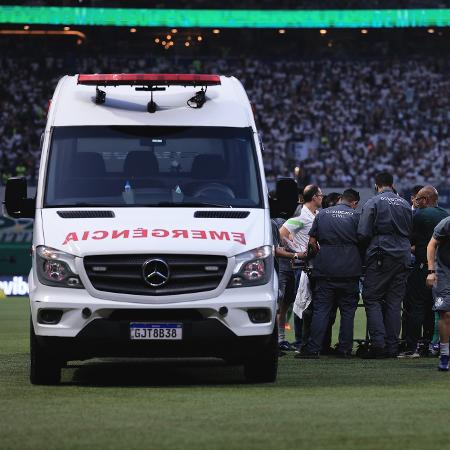 Ambulância retirou Patryck Lanza do Allianz Parque no jogo entre Palmeiras e São Paulo, pelo Brasileirão