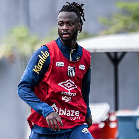 Yusupha Njie, atacante gambiano, durante treino do Santos - Raul Baretta/Santos