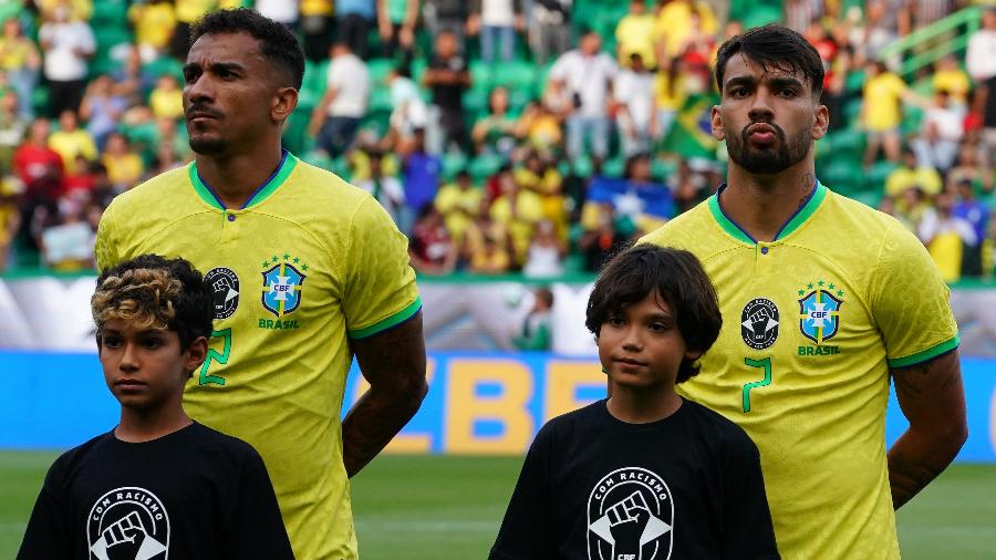 Lucas Paquetá e Danilo aguardam início de jogo da seleção brasileira contra Senegal