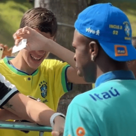 Jovem torcedor se emocionou ao ser atendido por Vini Jr na chegada da seleção a Salvador