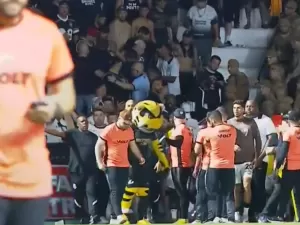 Briga na torcida do Corinthians termina com mascote fugindo de jogadores