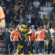 Briga na torcida do Corinthians termina com mascote fugindo de jogadores