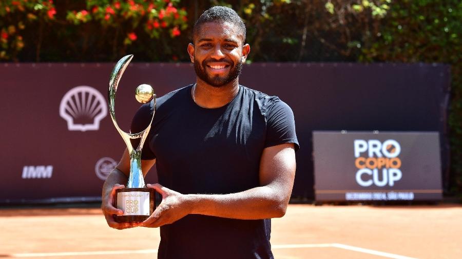 João Lucas Reis com o troféu da Procopio Cup de 2024