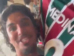 Gabriel Medina ganha camisa do Fluminense e brinca: 'Pode contratar'