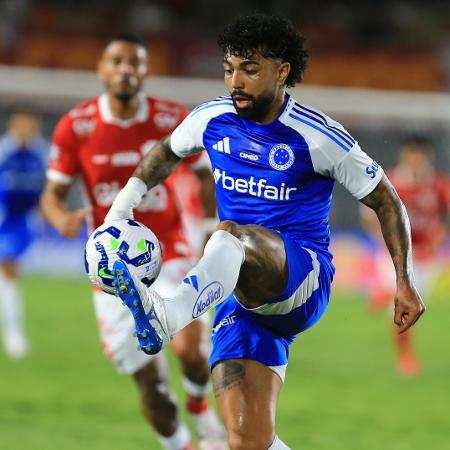 Gabigol em ação durante Vila Nova x Cruzeiro, jogo da Copa do Brasil