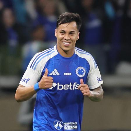 Kaio Jorge comemora após marcar para o Cruzeiro contra o Grêmio pelo Campeonato Brasileiro 2025