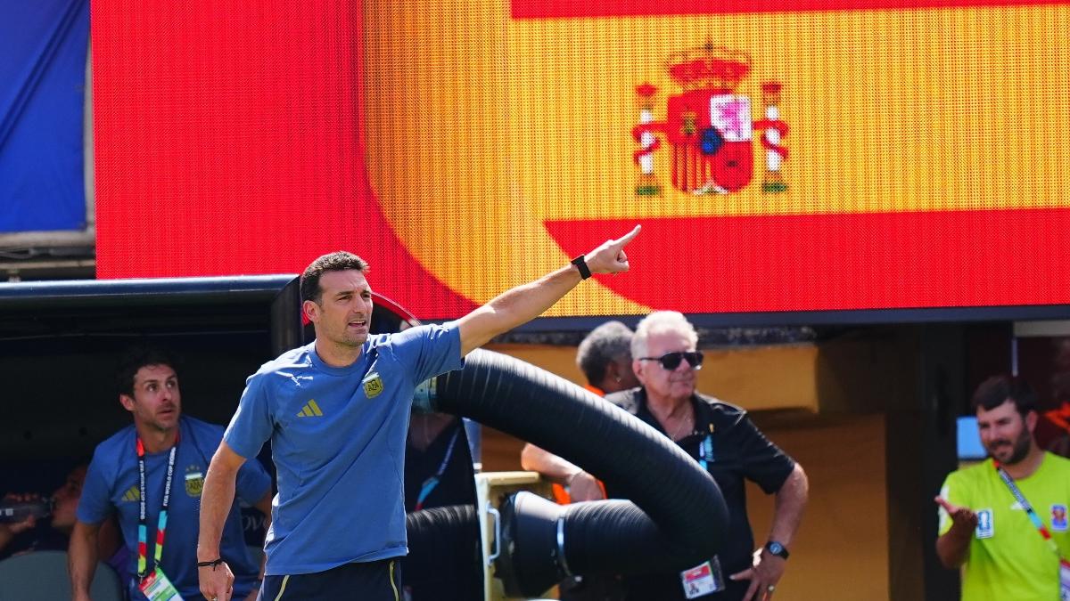 Jogadores da Argentina 'escapam' de zona mista após vice; só Scaloni fala