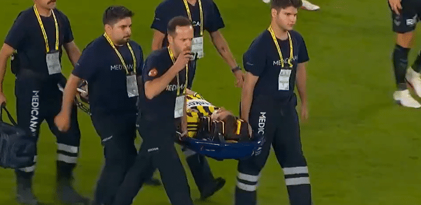 Jogador desmaia após choque de cabeça e sai de maca em partida na Turquia