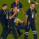 Jogador desmaia ap&oacute;s choque de cabe&ccedil;a e sai de maca em partida na Turquia