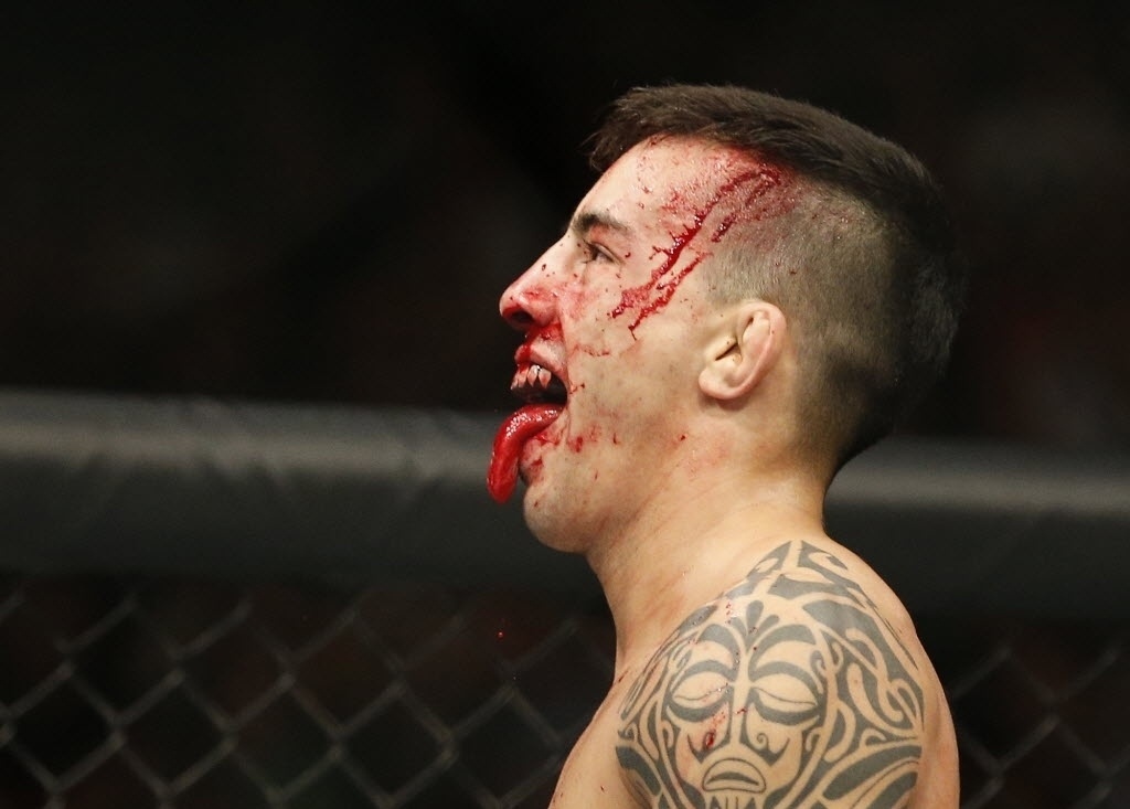 Thomas Almeida no intervalo após o primeiro round da luta contra Brad Pickett; o brasileiro venceu por nocaute, na primeira luta do card principal do UFC 189, neste sábado (11) - John Locher/AP Photo