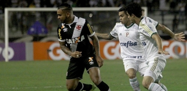 Dudu e Egídio, do Palmeiras, pressionam jogador do Vasco durante a partida disputada em São Januário - Paulo Fernandes/Vasco