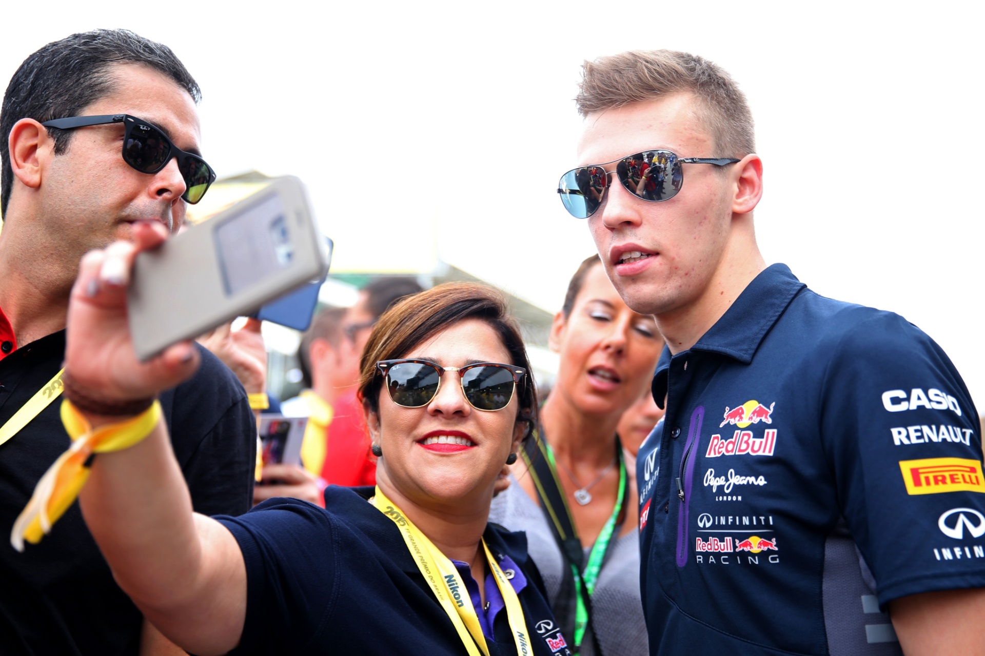 Daniil Kvyat posa ao lado de uma torcedora para selfie em Interlagos - Mark Thompson/Getty Images