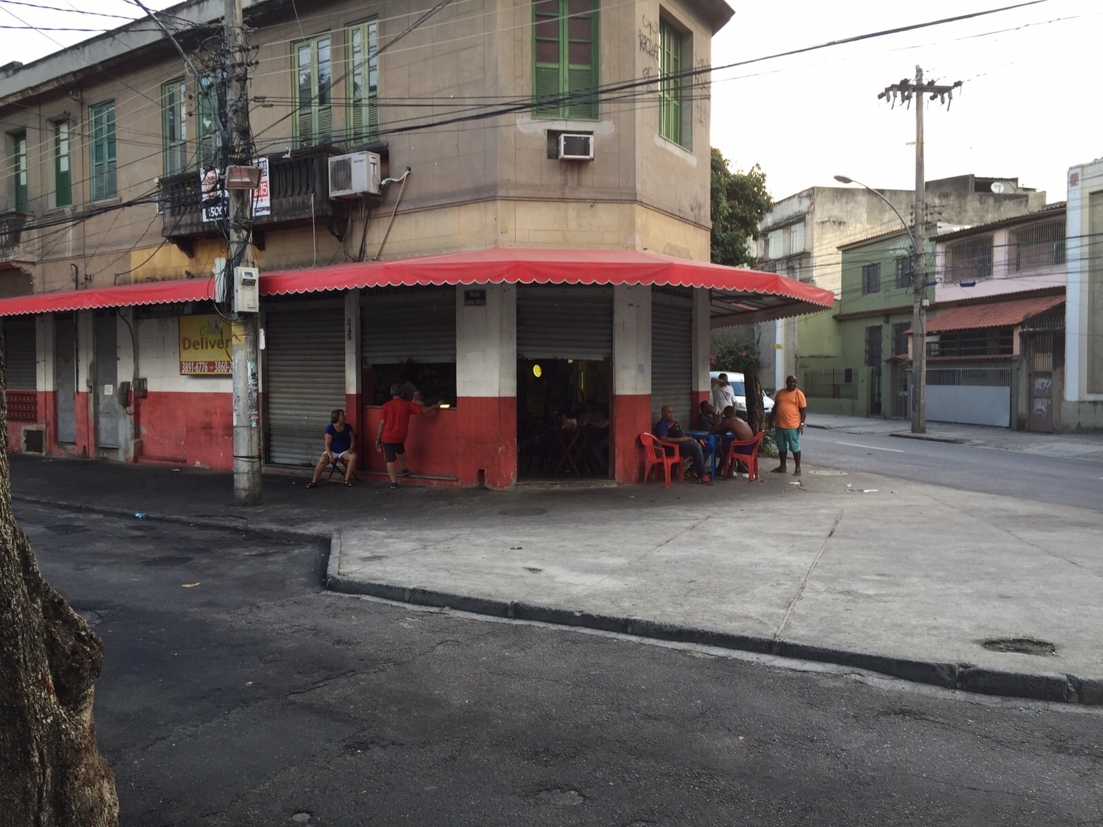 Comerciante espera últimos clientes antes de fechar as portas de seu bar nos arredores de São Januário - Pedro Ivo Almeida/UOL