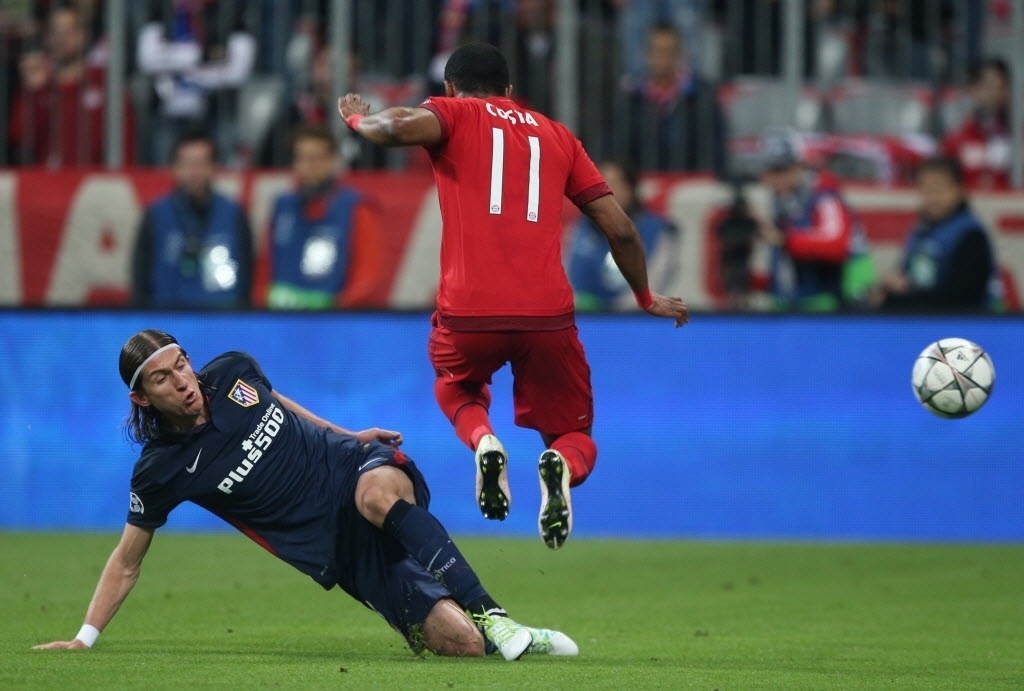 Douglas Costa é desarmado por Filipe Luís em duelo de brasileiro no jogo Bayern de Muniique x Atlético de Madri