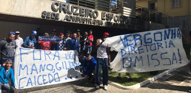 Torcedores marcaram presença em frente à sede do Cruzeiro no início da tarde - Reprodução/Twitter