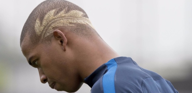 Corinthians é acionado na Justiça pelo pai do atacante Carlinhos