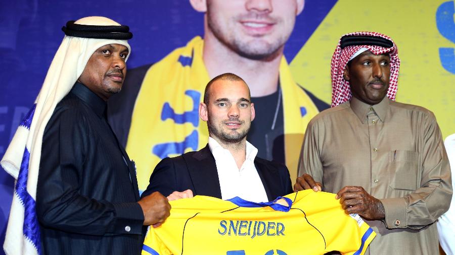 Sneijder posa em sua apresentação no Al Gharafa, do Qatar - AFP