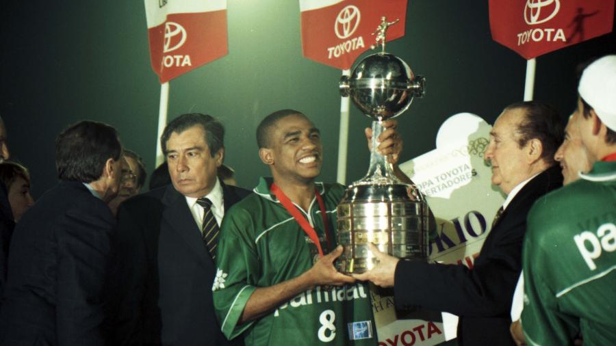 César Sampaio levanta a taça do Palmeiras campeão da Libertadores em 1999 - Folhapress