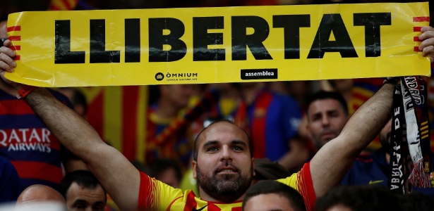 Torcedor do Barcelona exibe faixa pró-independência da Catalunha na final da Copa do Rei - REUTERS/Juan Medina