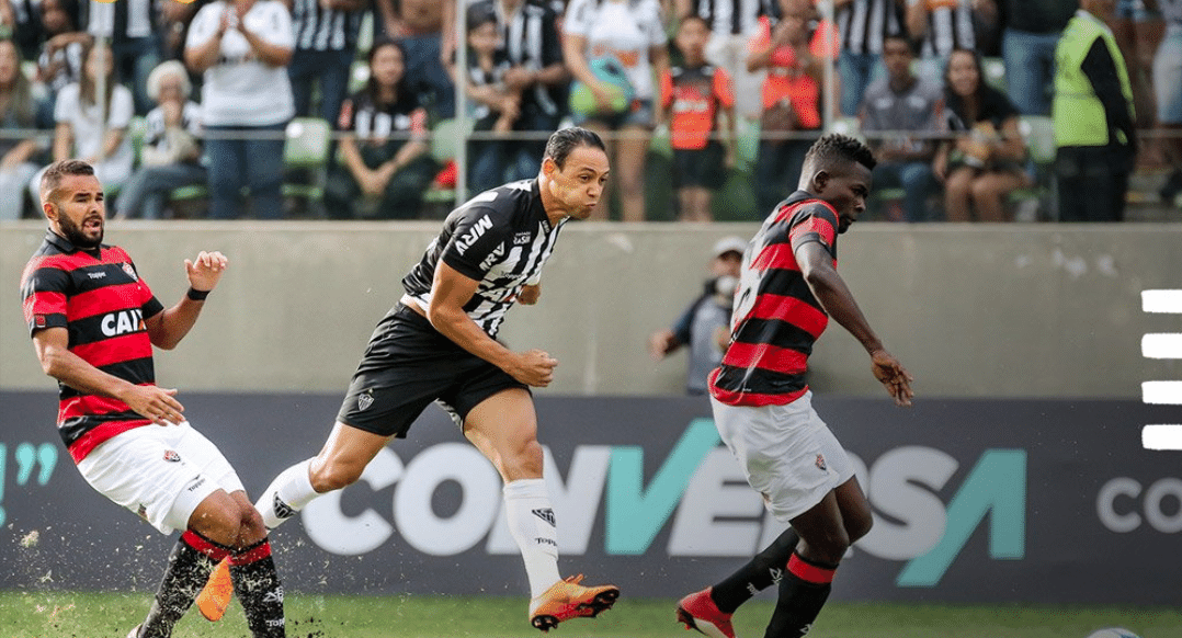 Ricardo Oliveira chuta para fazer o gol do Atlético-MG contra o Vitória