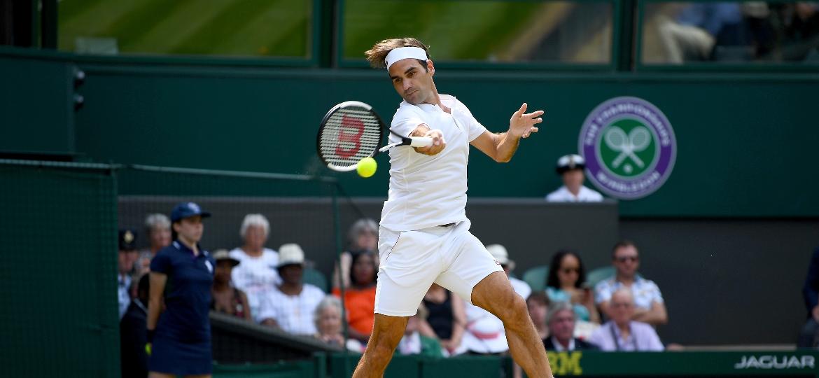 Roger Federar em ação contra Adrian Mannarino em Wimbledon: show do suiço na grama sagrada - Clive Mason/Getty Images