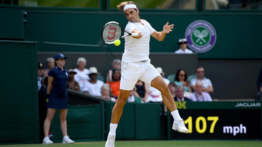 Roger Federer em ação contra Adrian Mannarino em Wimbledon - Clive Mason/Getty Images