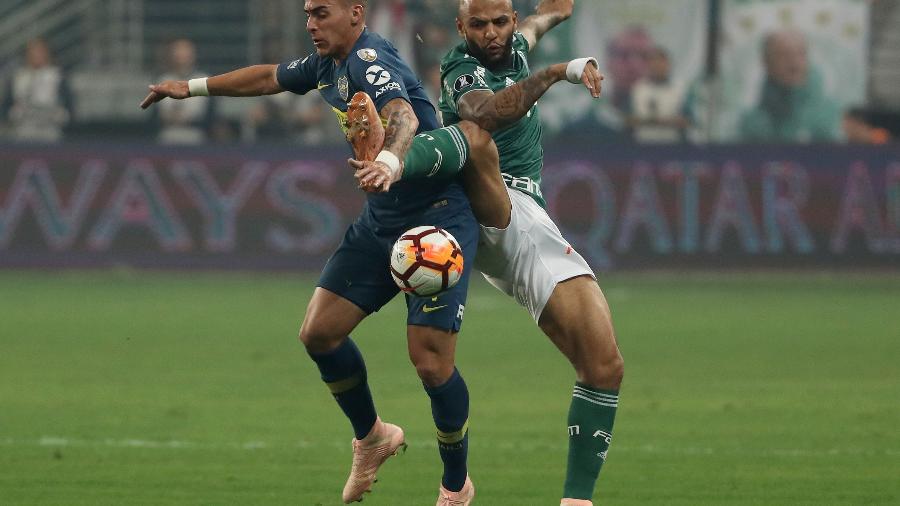 Felipe Melo divide com Pavon durante duelo entre Palmeiras e Boca Juniors - REUTERS/Paulo Whitaker