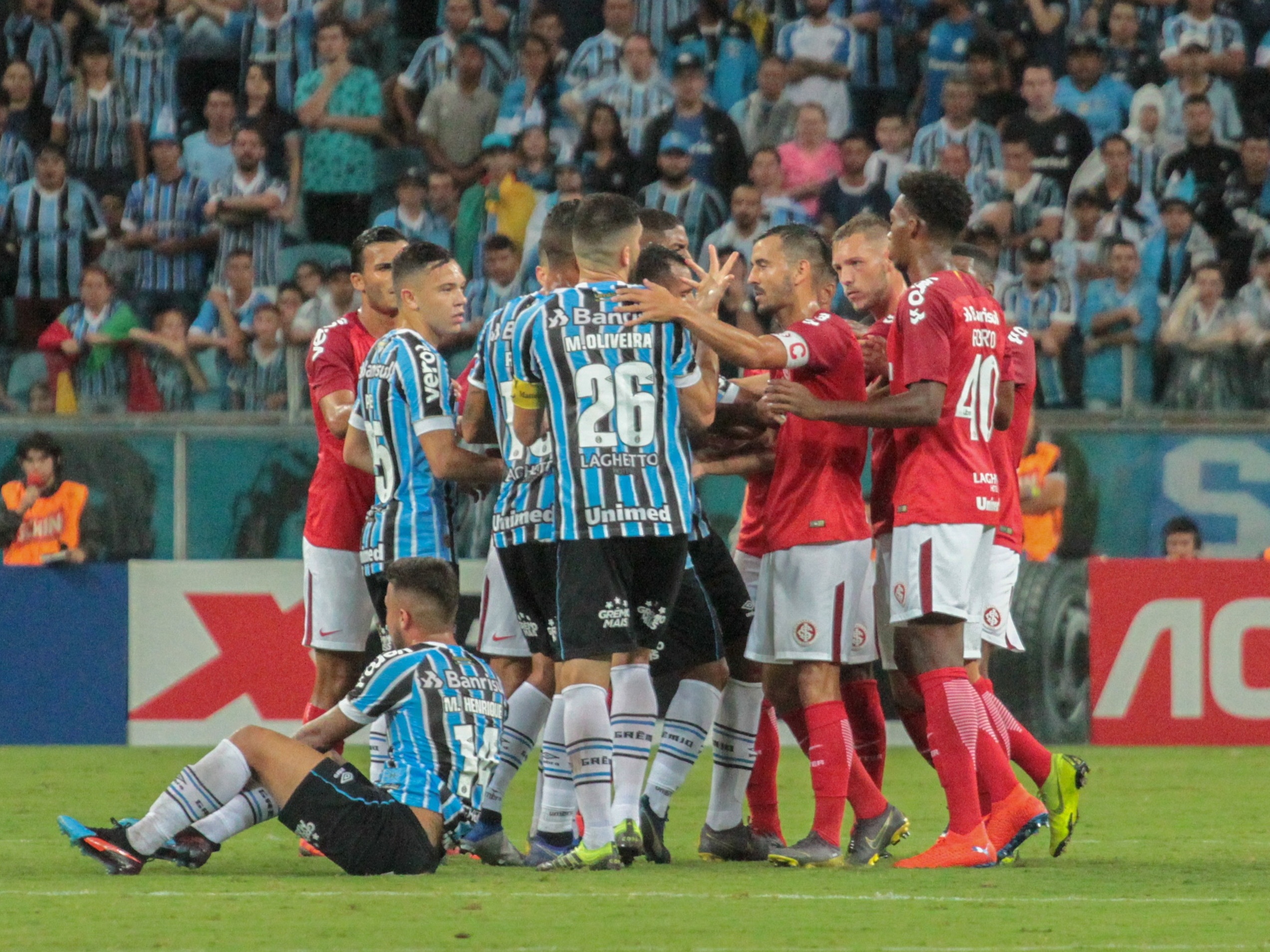 Em jogo marcado por confusão e expulsões, Grêmio bate o Avenida