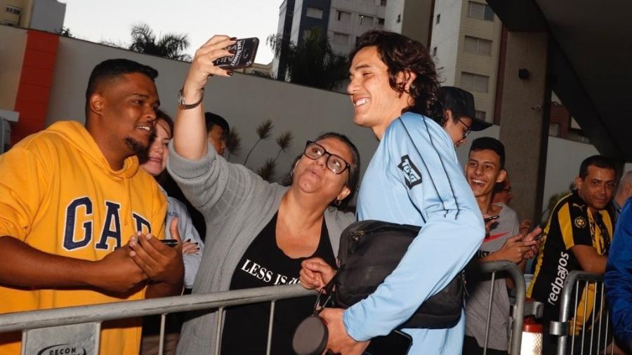 Cavani interage com torcedores brasileiros; gestos viralizaram duas vezes nesta Copa América - Divulgação/@Uruguay