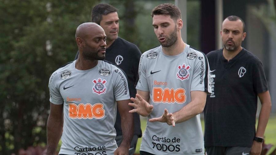 Atacantes Vagner Love e Boselli conversam antes de treinamento do Corinthians - Daniel Augusto Jr/Ag. Corinthians